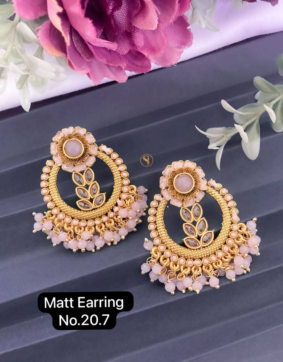 60+ Heavy Gold Earrings Stock Photos, Pictures & Royalty-Free Images -  iStock